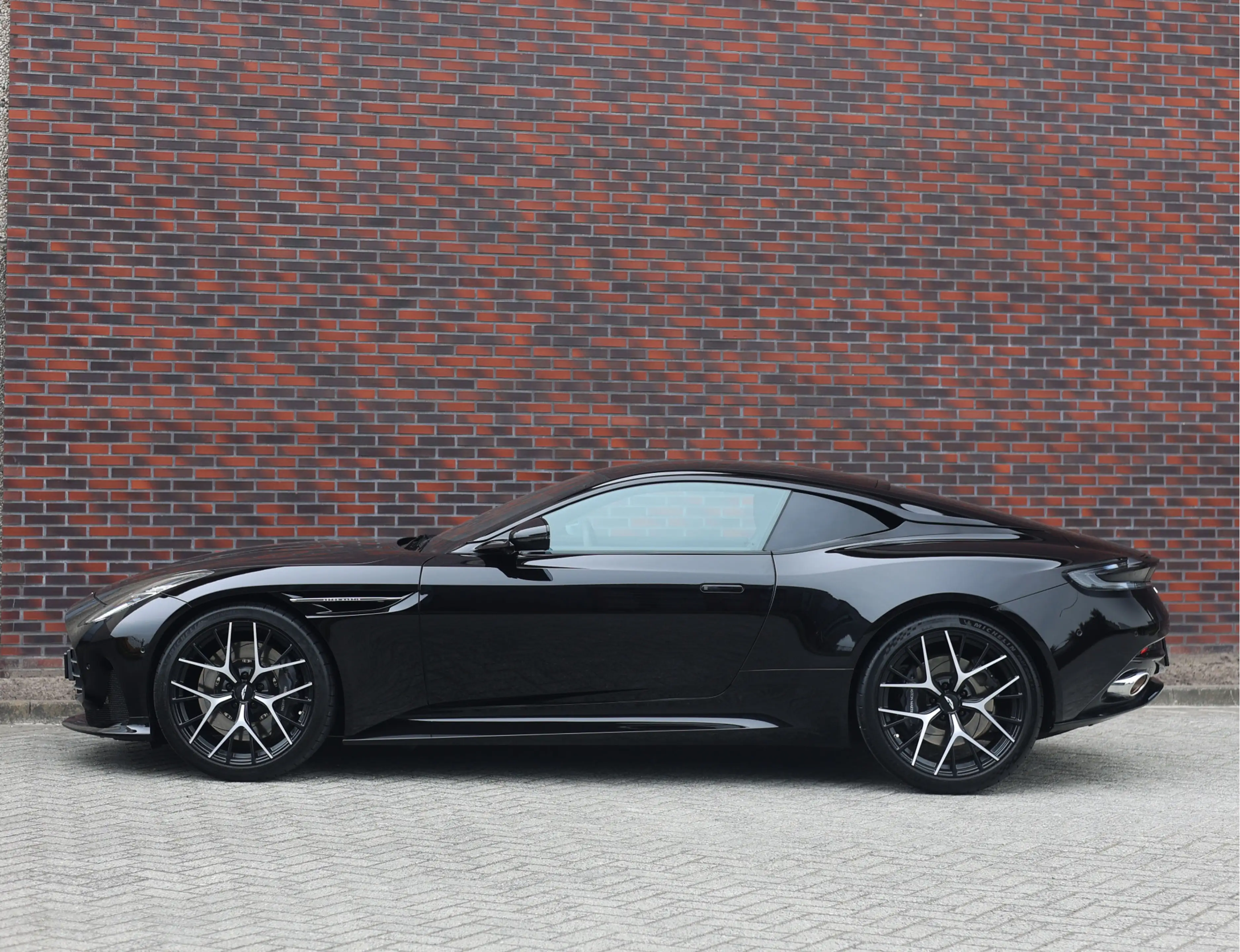 Aston Martin DB12 4.0 V8 — photo 15
