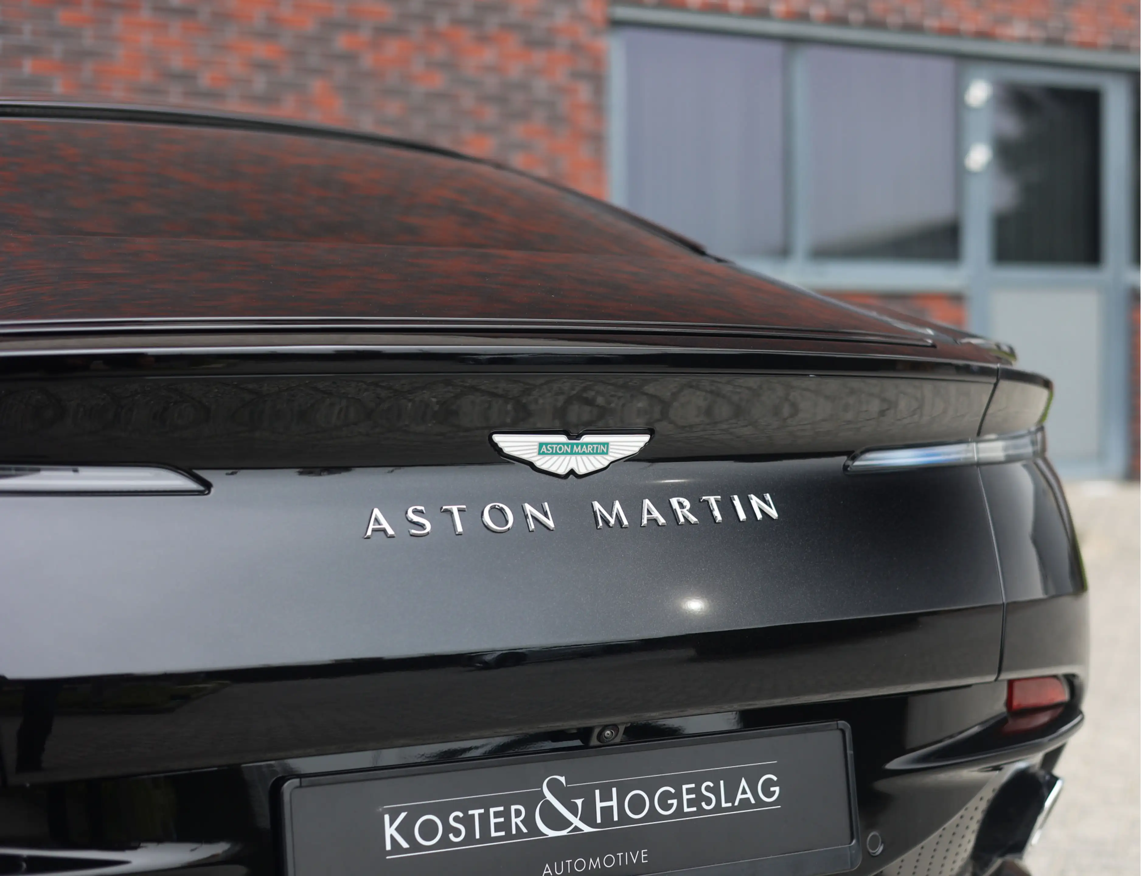 Aston Martin DB12 4.0 V8 — photo 11