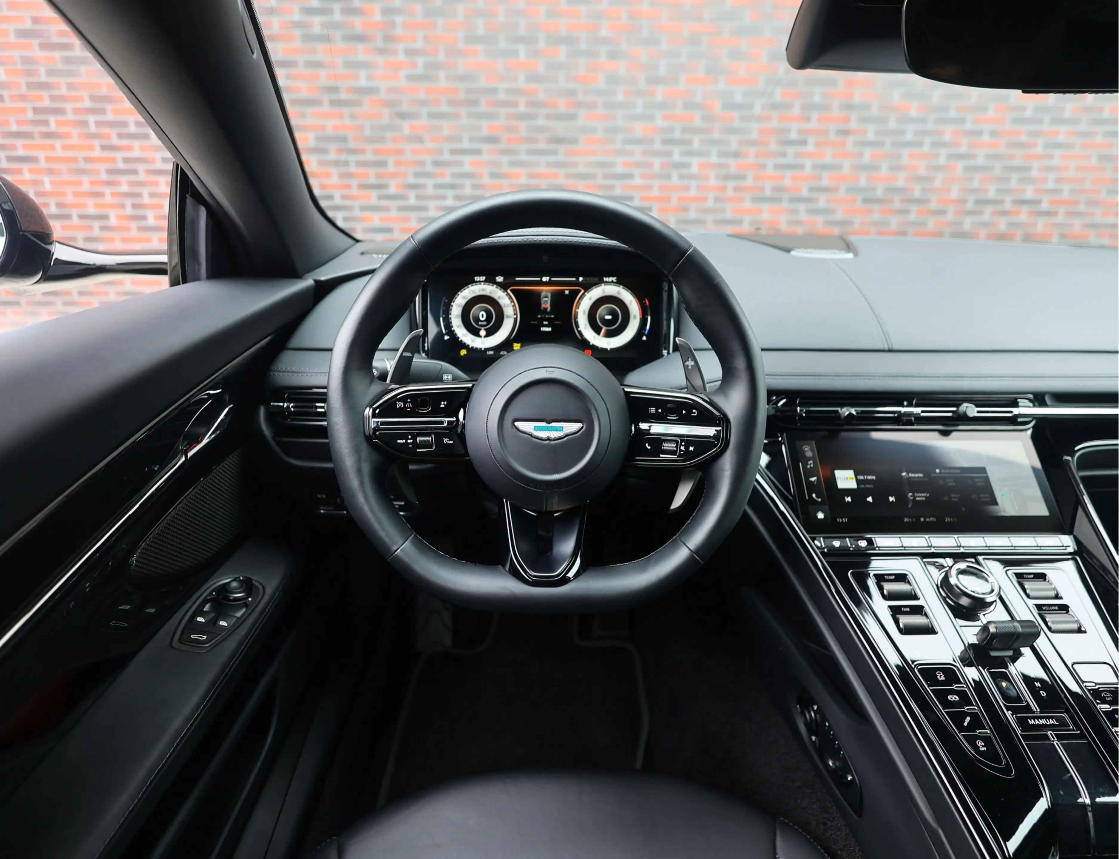 Aston Martin DB12 4.0 V8 — photo 28