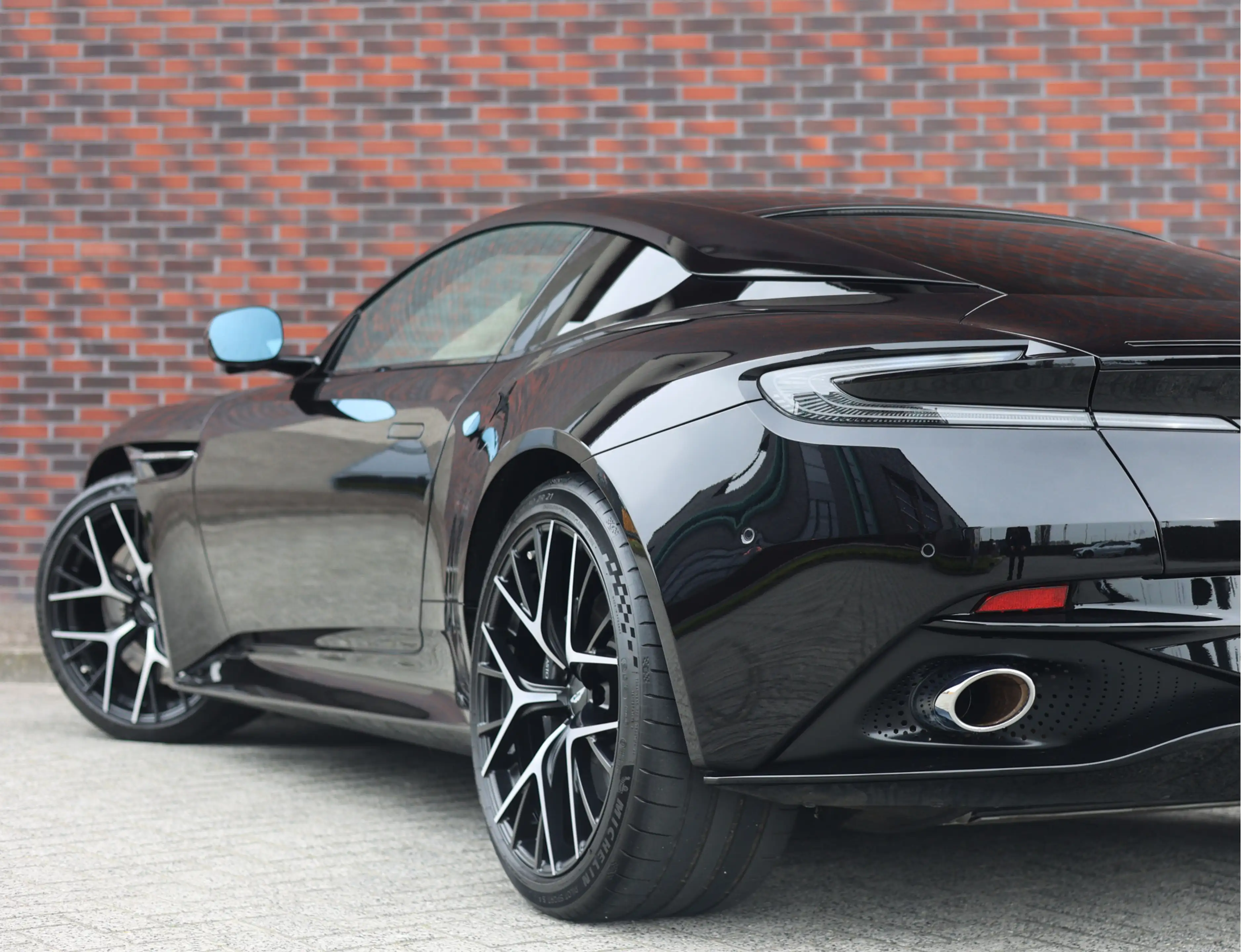 Aston Martin DB12 4.0 V8 — photo 7