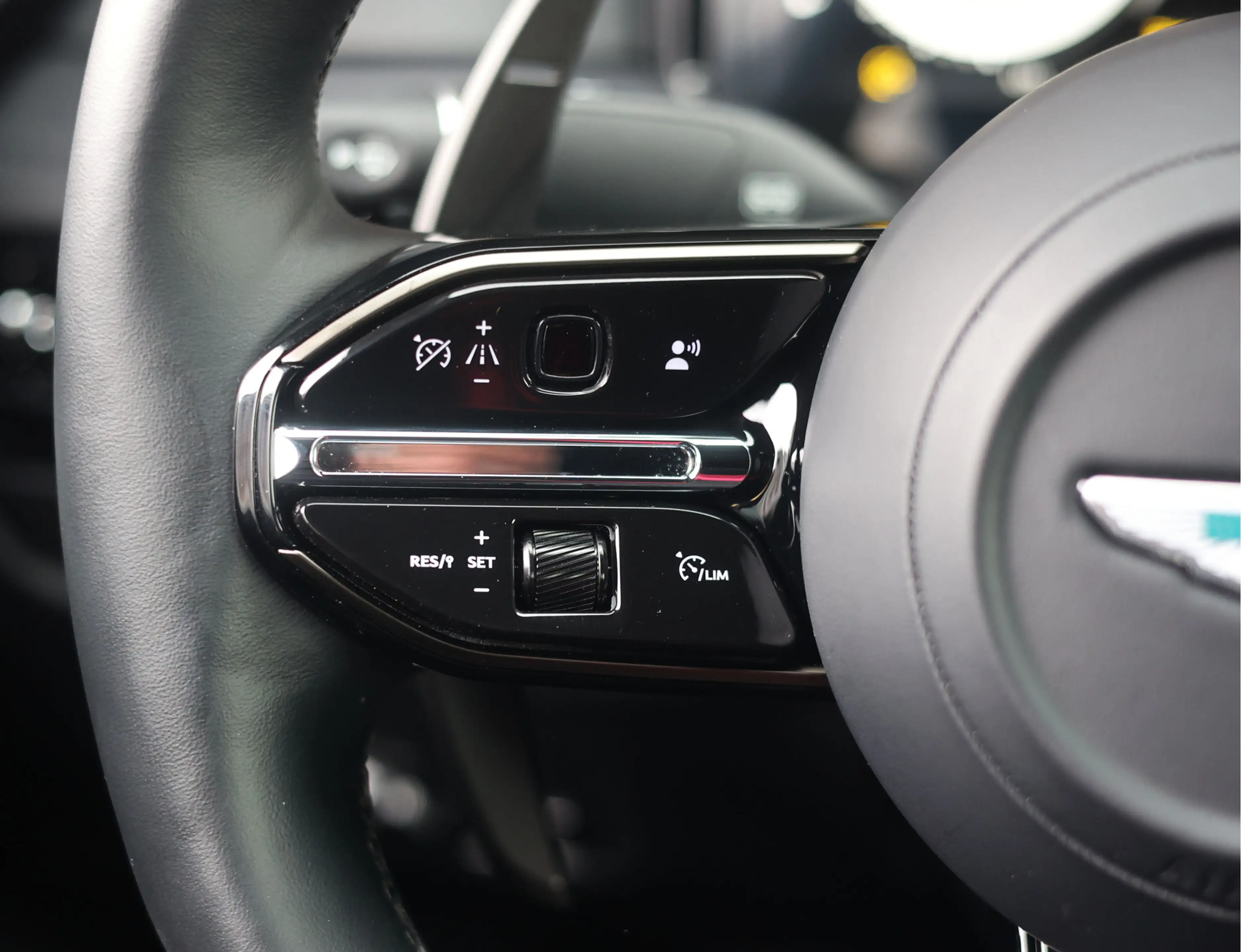 Aston Martin DB12 4.0 V8 — photo 29
