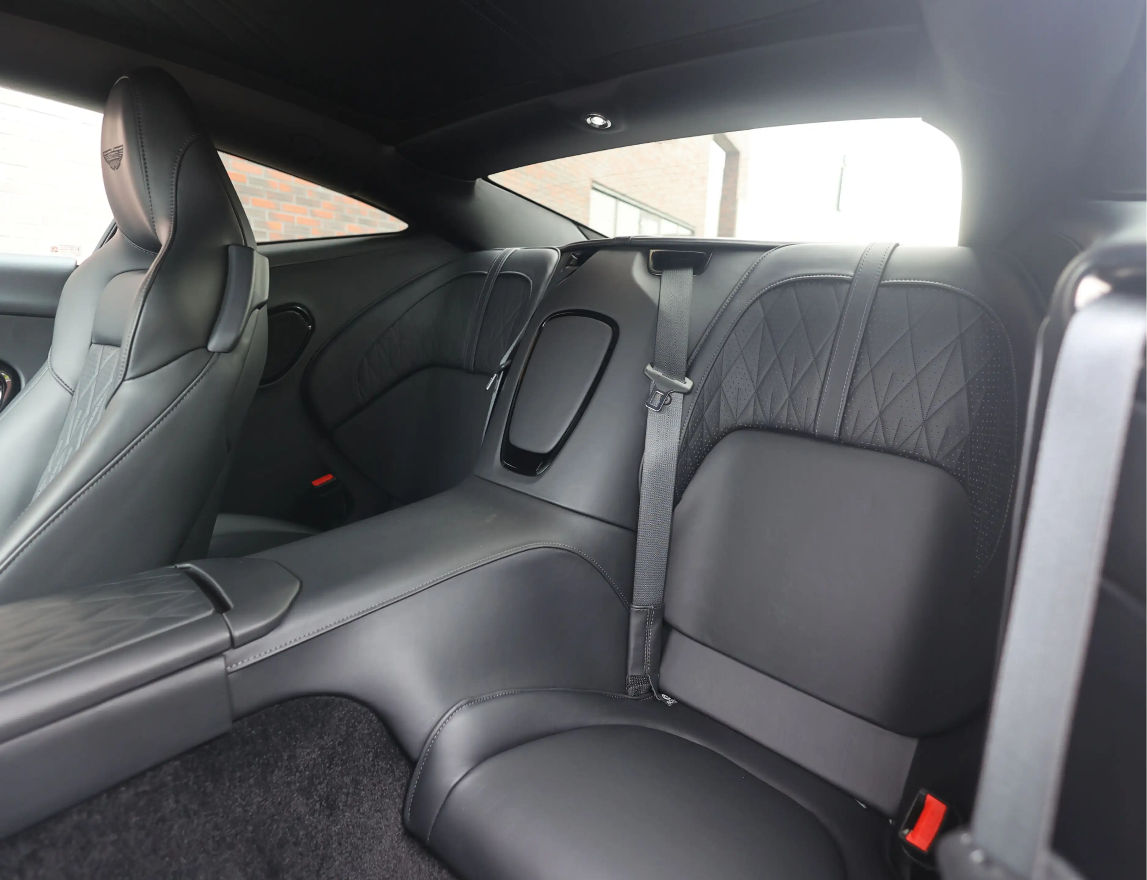Aston Martin DB12 4.0 V8 — photo 26