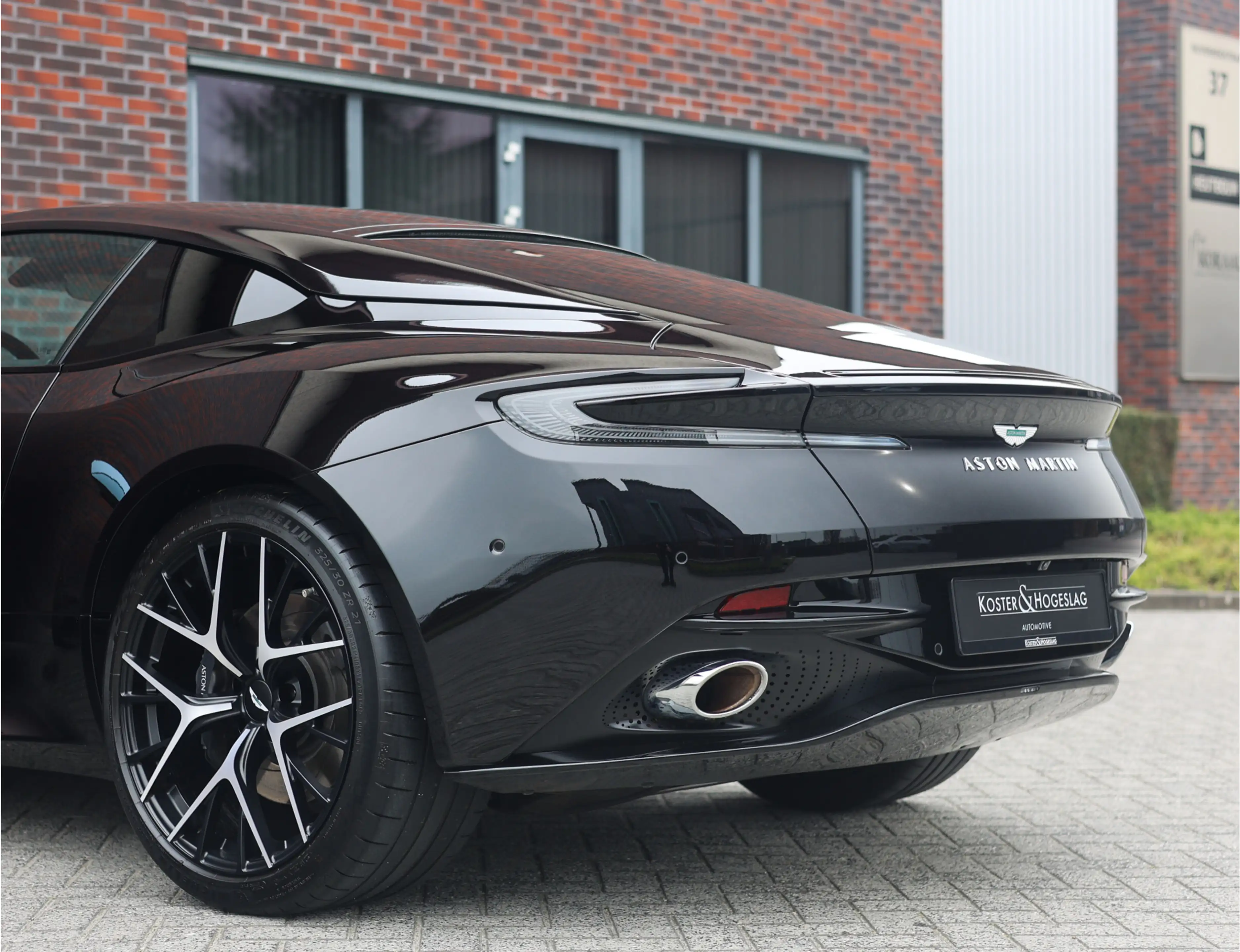 Aston Martin DB12 4.0 V8 — photo 10