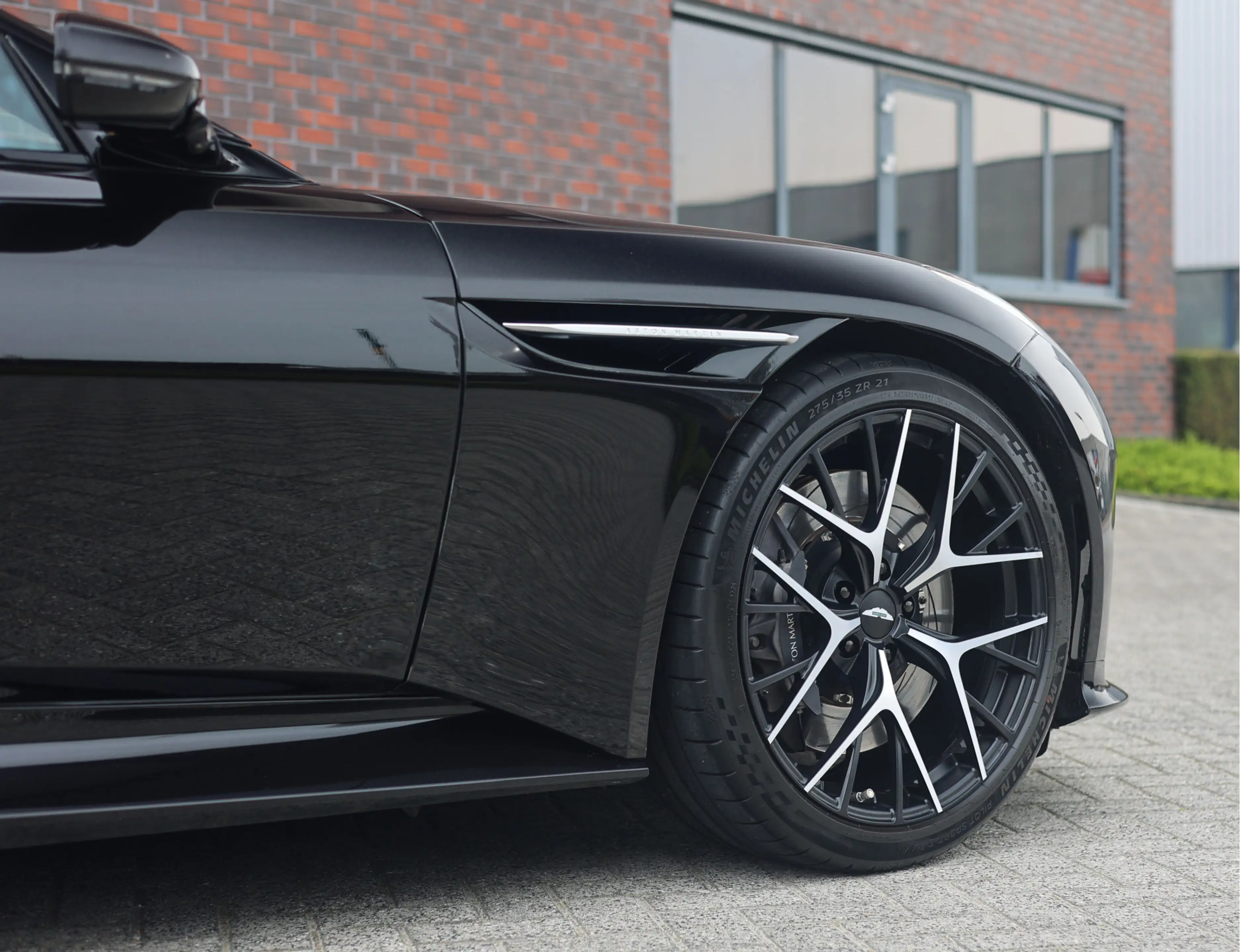 Aston Martin DB12 4.0 V8 — photo 19