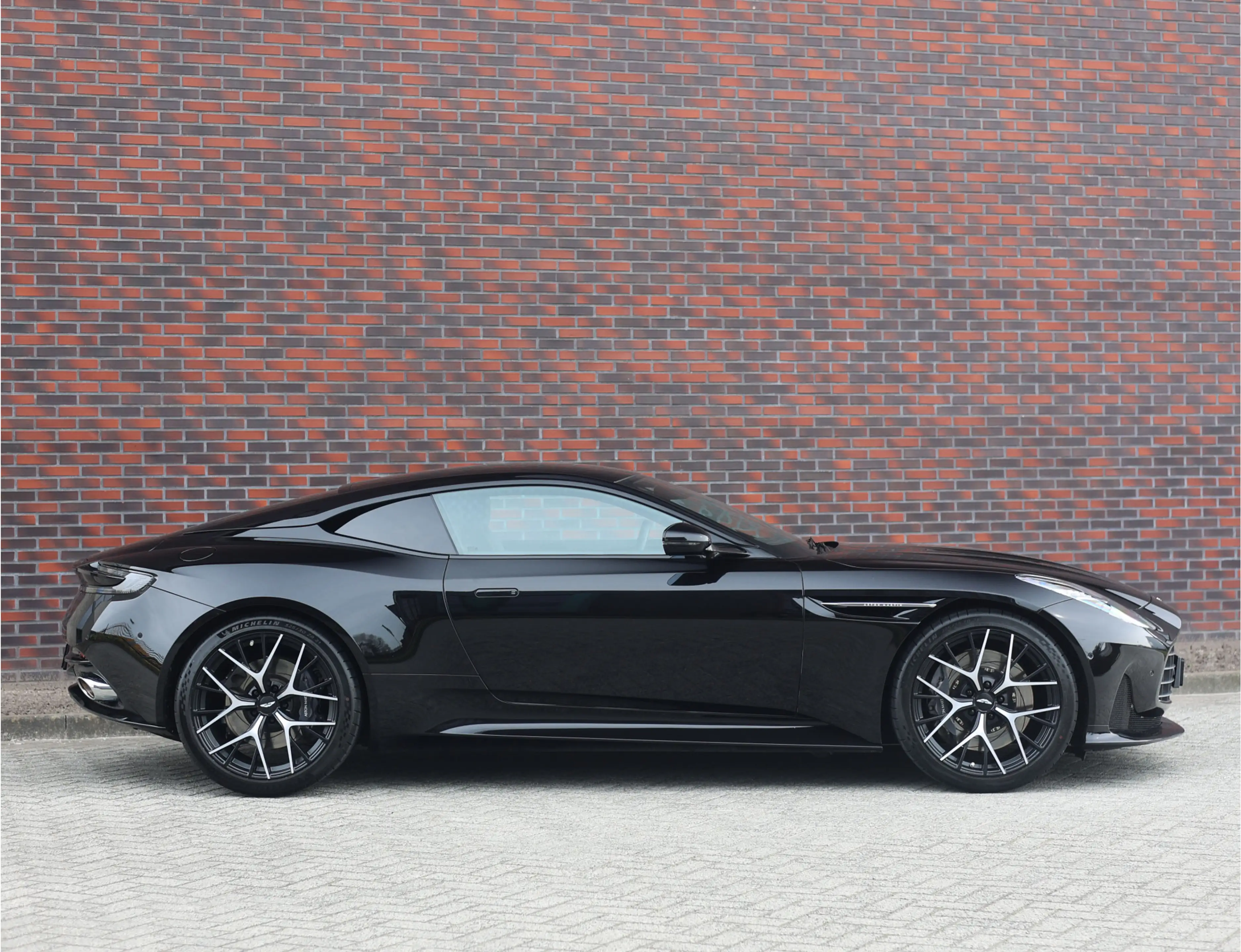 Aston Martin DB12 4.0 V8 — photo 14