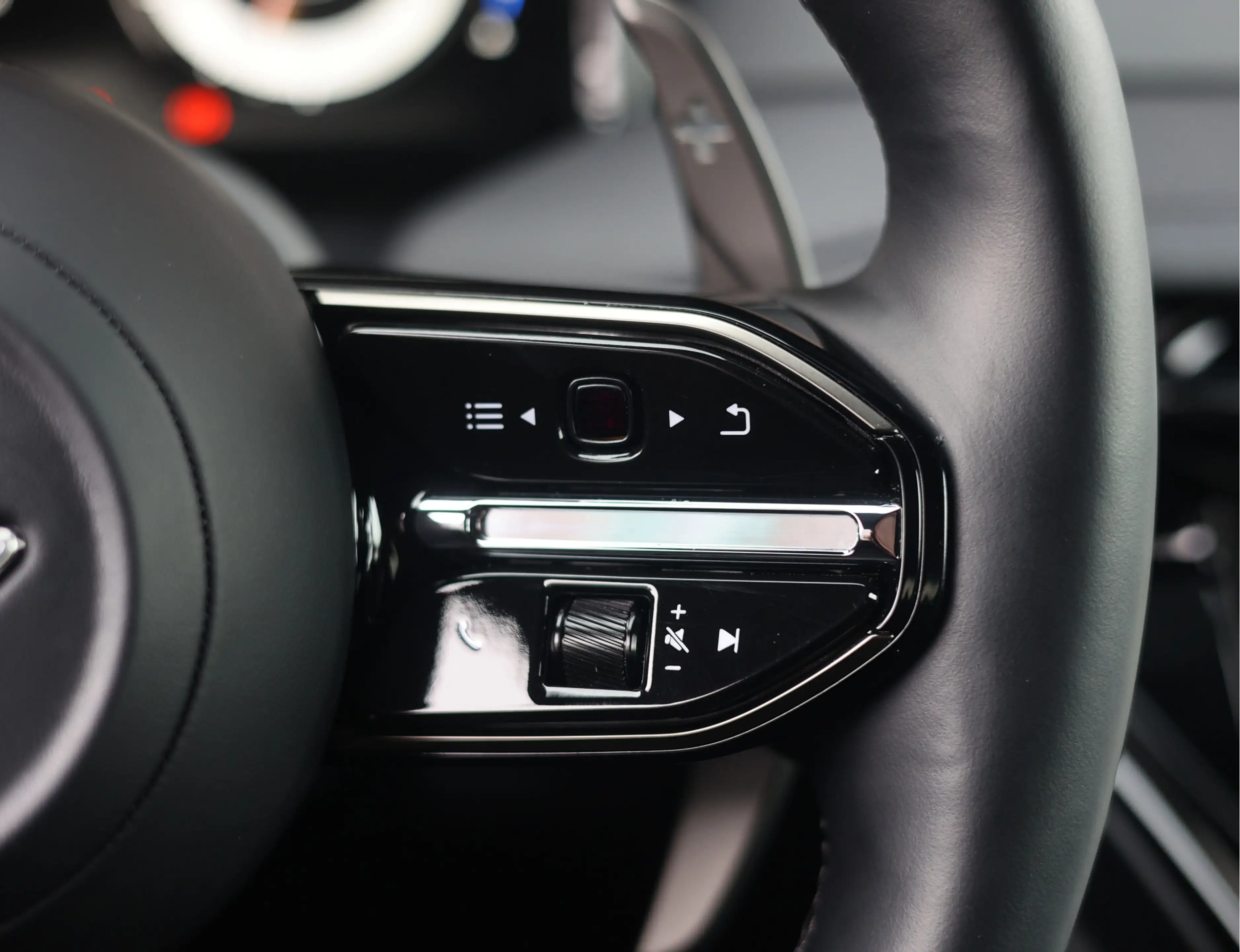Aston Martin DB12 4.0 V8 — photo 30