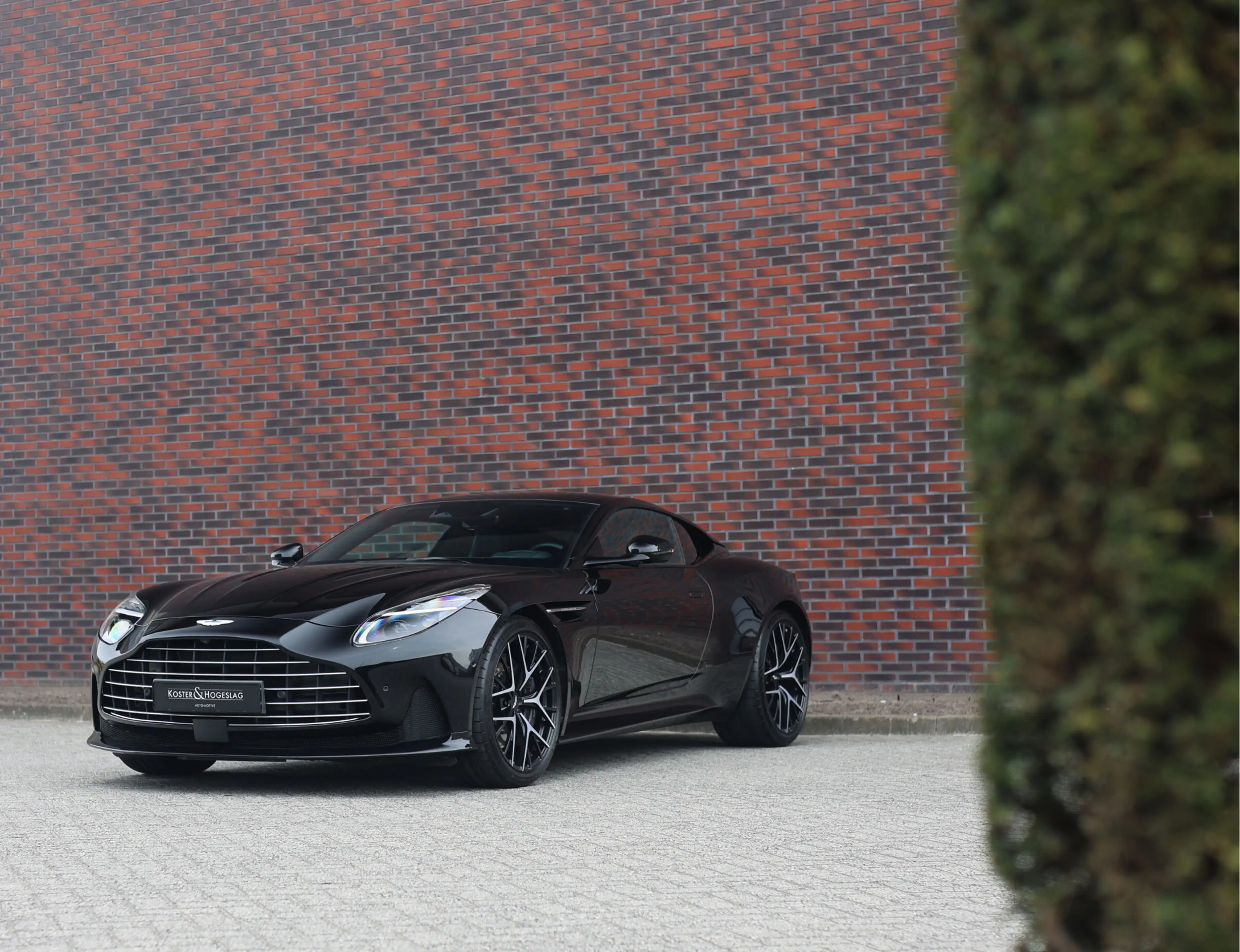 Aston Martin DB12 4.0 V8 — photo 16