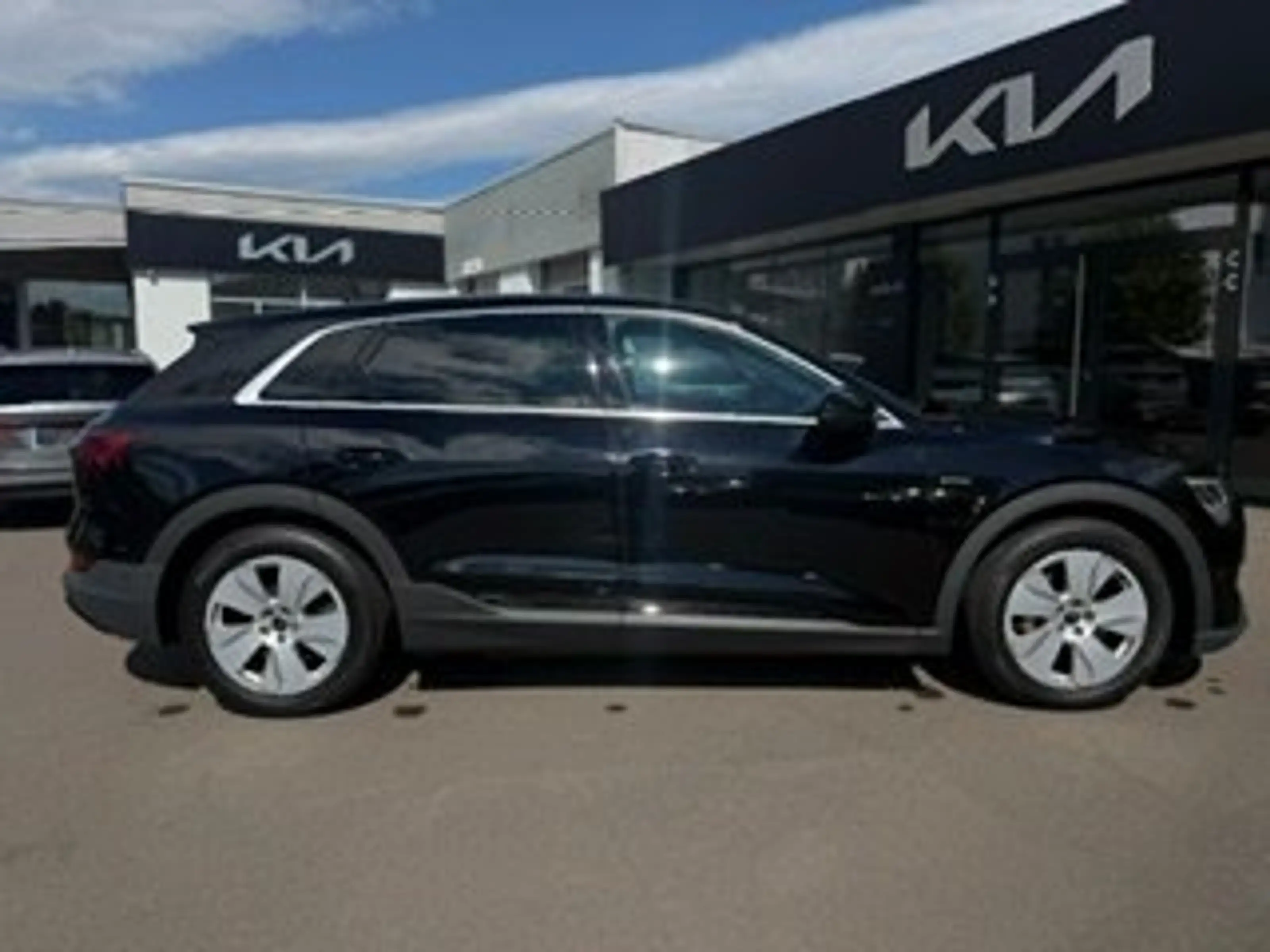 Audi e-tron 50 quattro 71kWh Business *Matrix-LED**360°* — photo 2