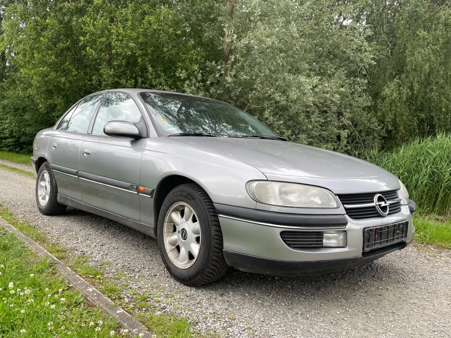 Opel Omega Elegance Lim. 2.0l 110T-Km Tüv=12/2025 AHK Grau - 1