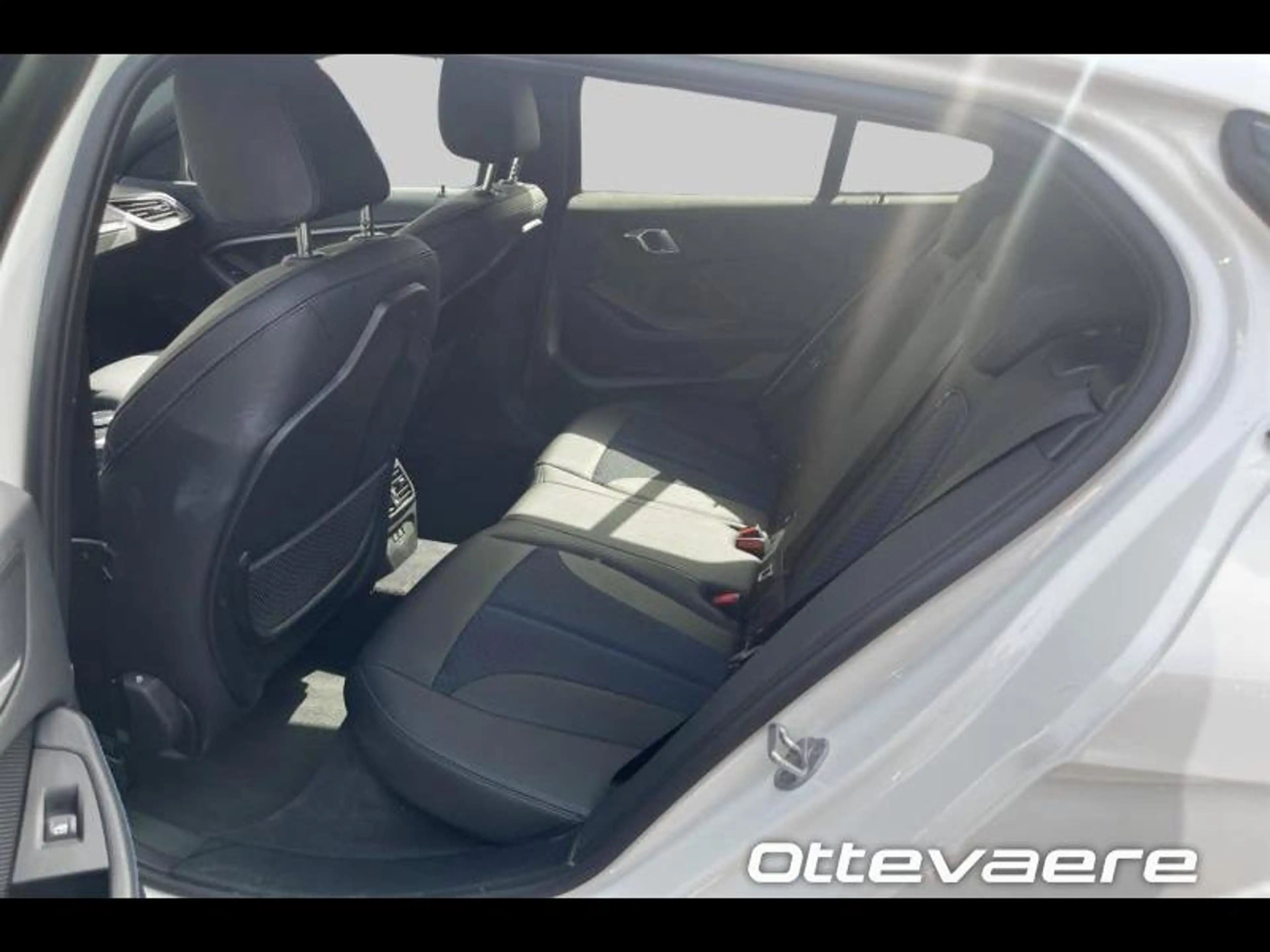 BMW 118 Hatch — photo 16