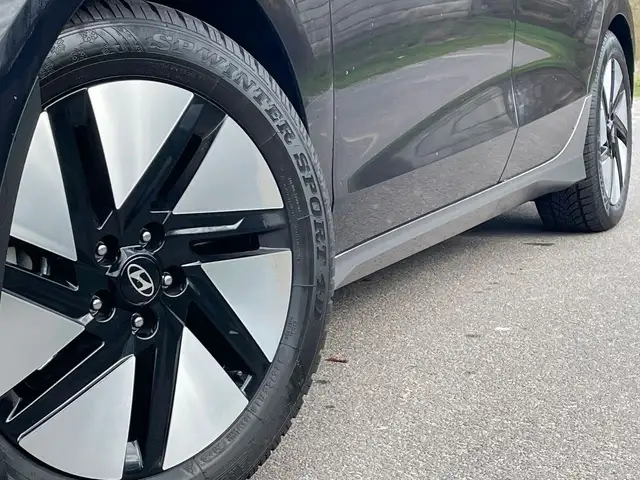 Hyundai IONIQ 6 view 3