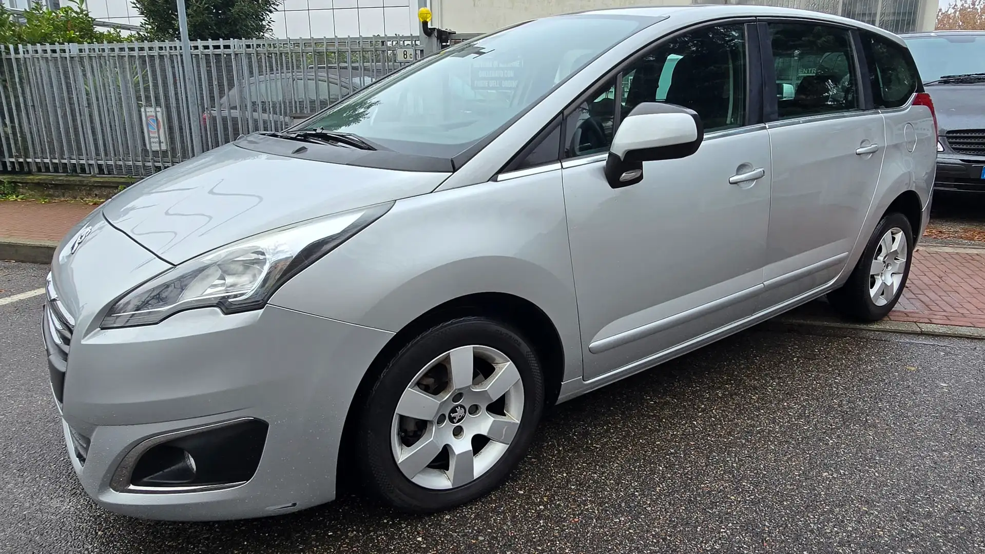 Peugeot 5008 1.6 HDi 8v Business 115 CV 7 POSTI OK NEOPATENTATI Plateado - 2
