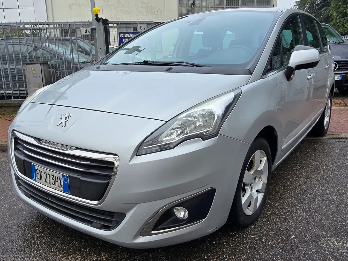 Peugeot 5008 1.6 HDi 8v Business 115 CV 7 POSTI OK NEOPATENTATI Plateado - 1