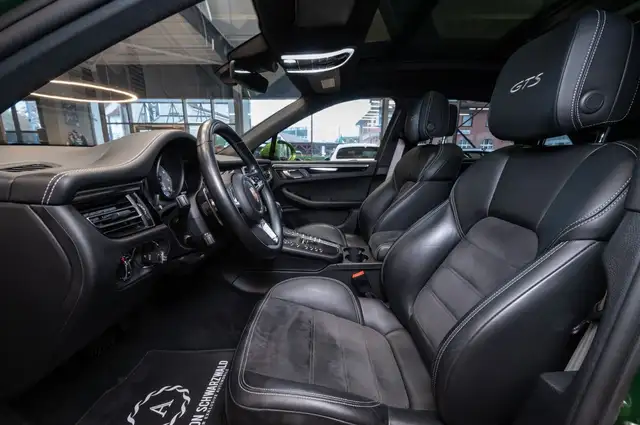 Porsche Macan view 11