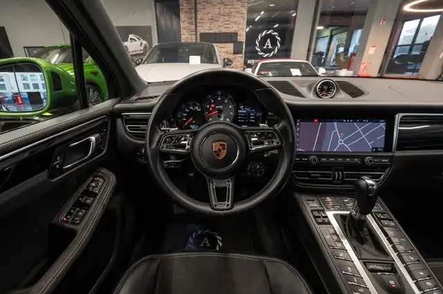 Porsche Macan view 15