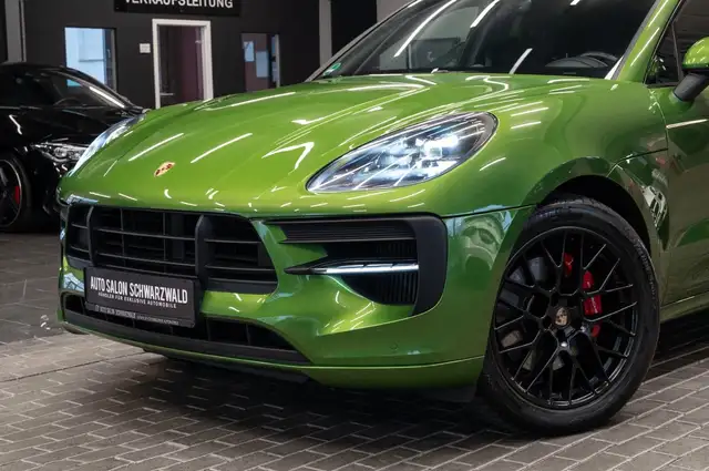 Porsche Macan view 3