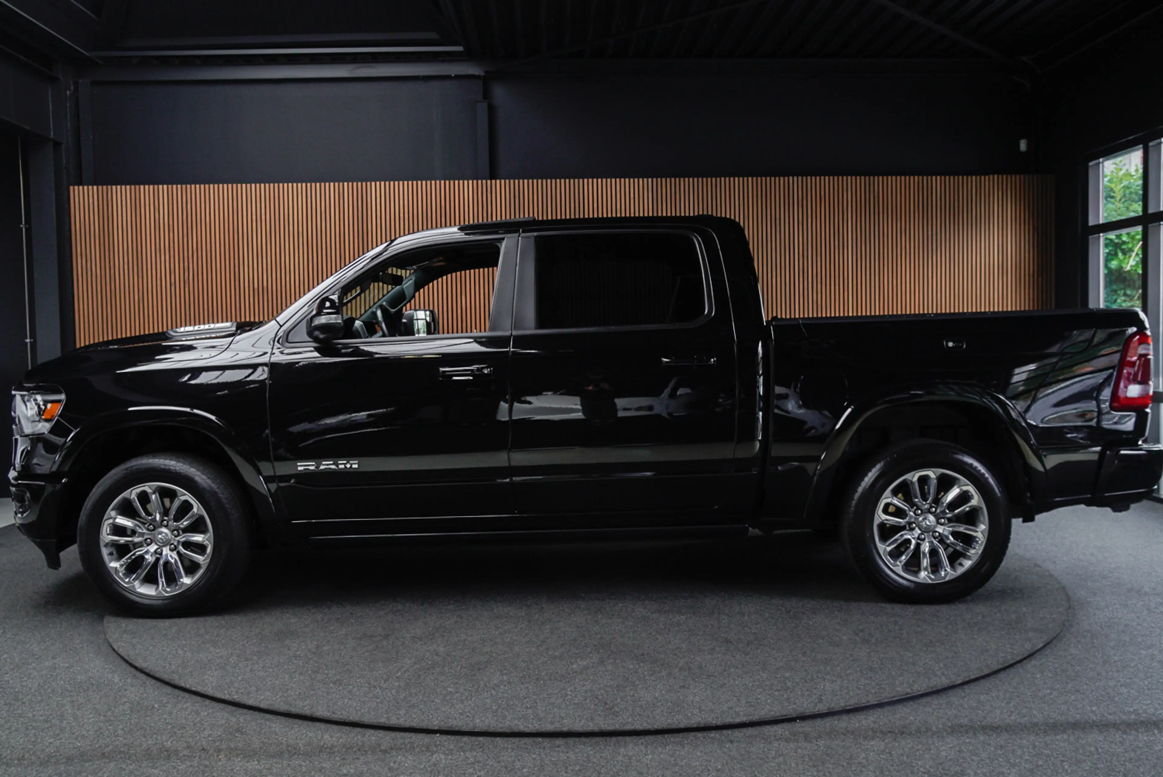 Dodge RAM 1500 5.7 V8 4x4 Crew Cab Laramie Panodak Harman K. — photo 2