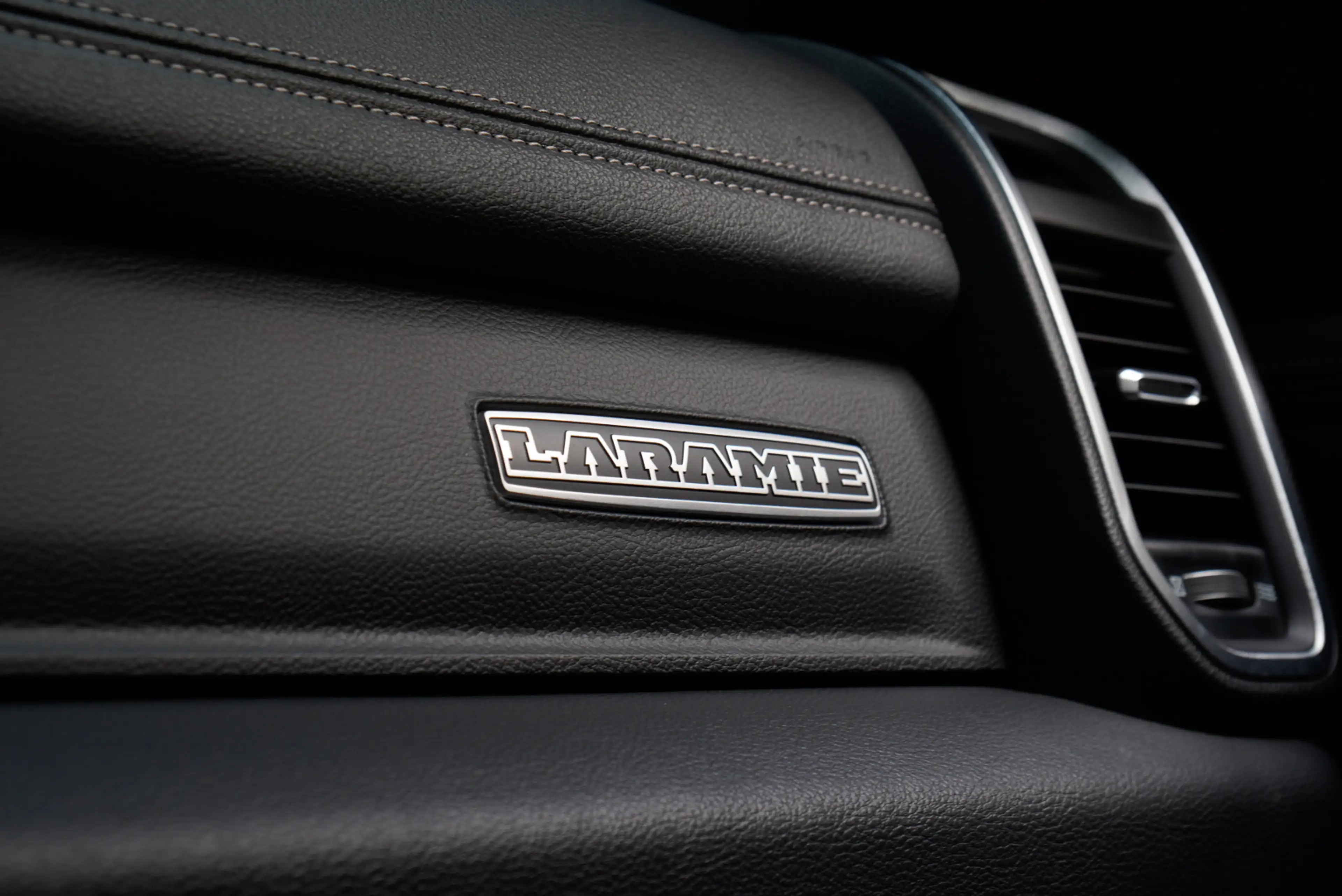 Dodge RAM 1500 5.7 V8 4x4 Crew Cab Laramie Panodak Harman K. — photo 39