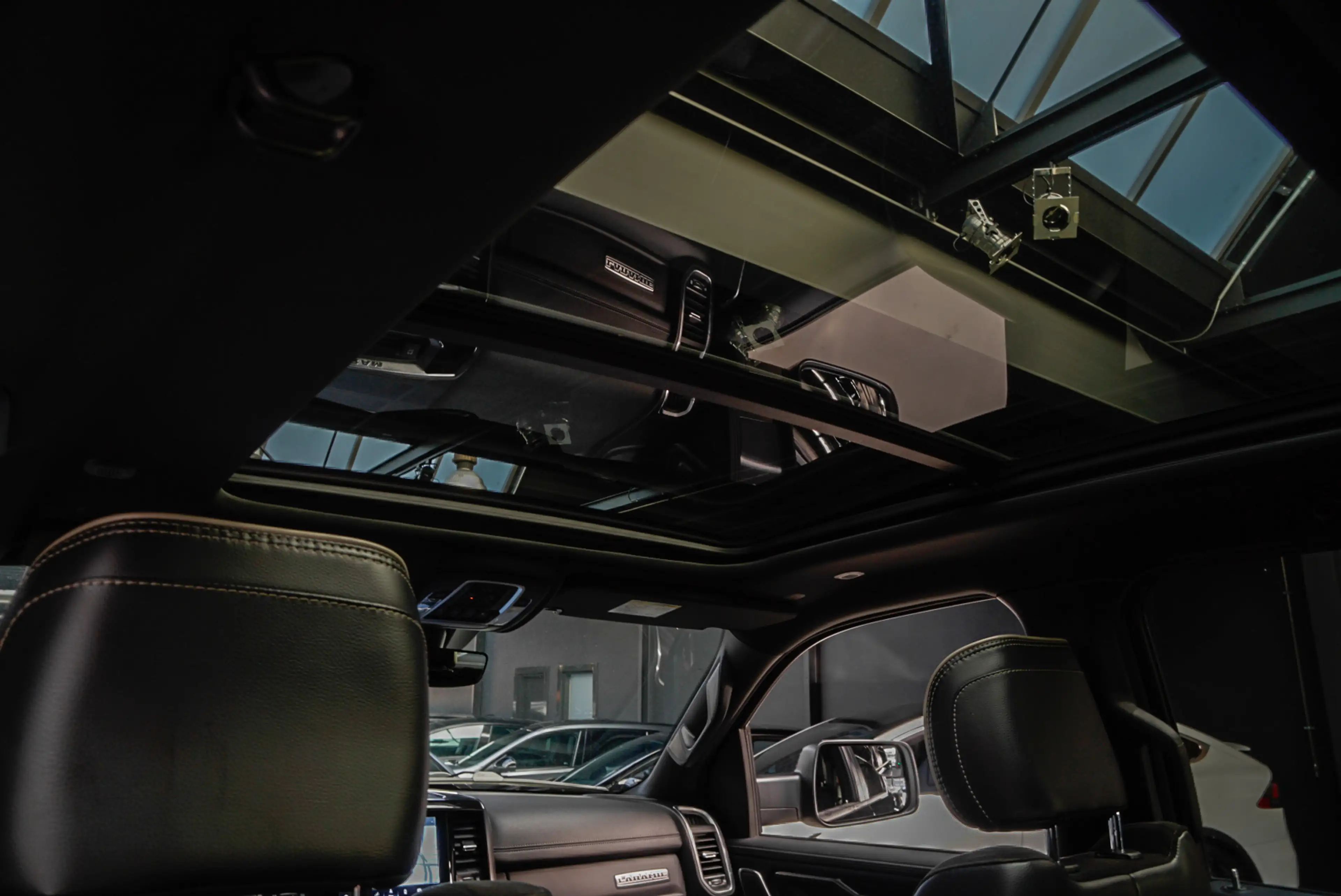 Dodge RAM 1500 5.7 V8 4x4 Crew Cab Laramie Panodak Harman K. — photo 28