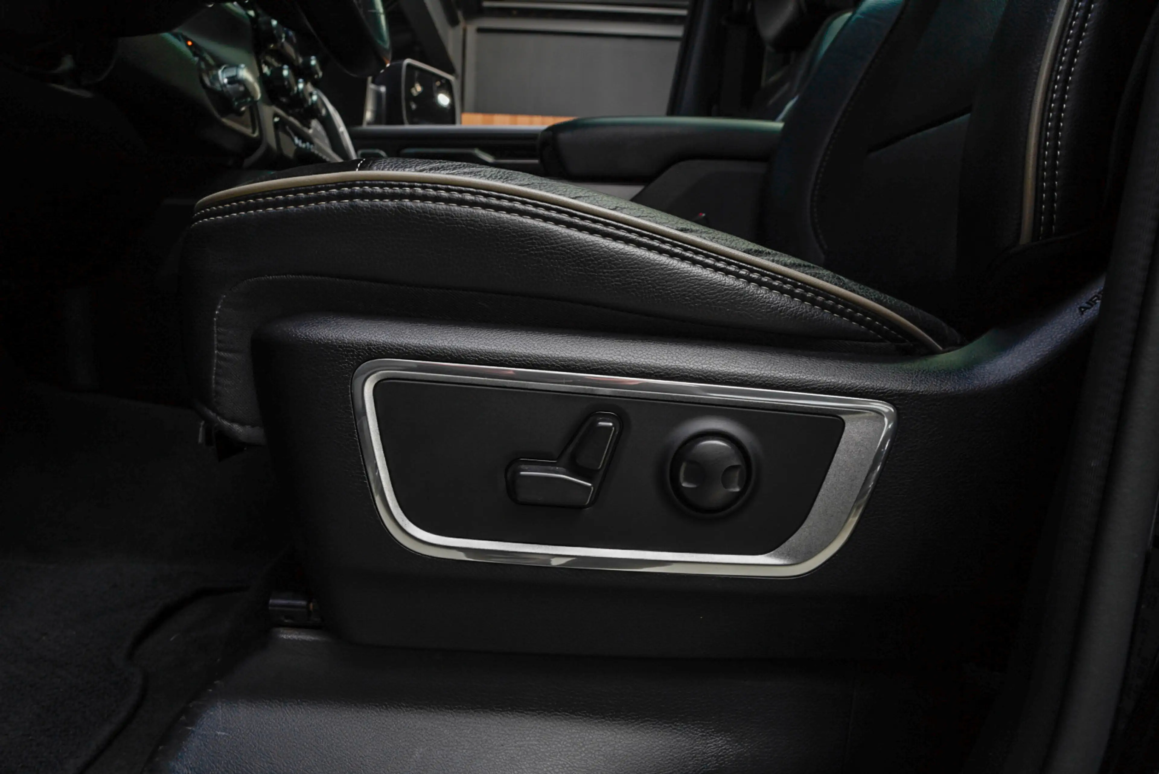 Dodge RAM 1500 5.7 V8 4x4 Crew Cab Laramie Panodak Harman K. — photo 17