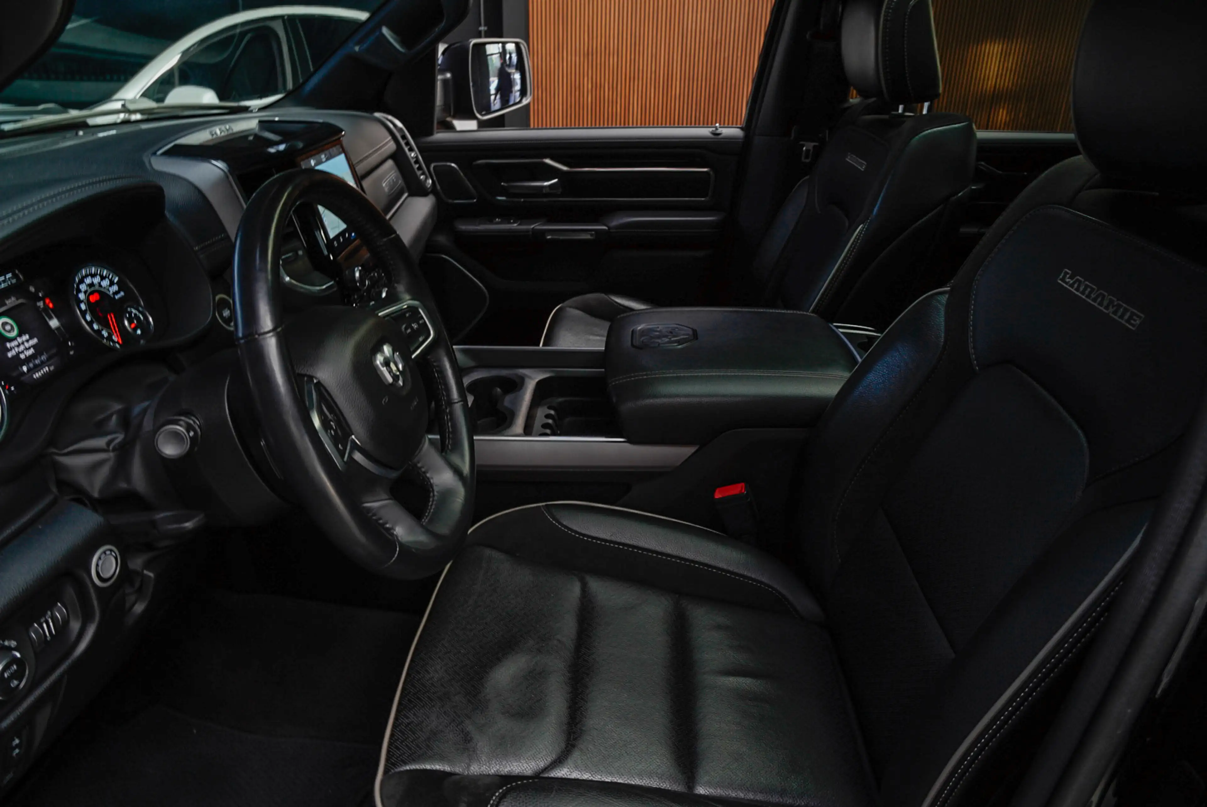 Dodge RAM 1500 5.7 V8 4x4 Crew Cab Laramie Panodak Harman K. — photo 12