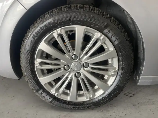 Peugeot 208 view 9
