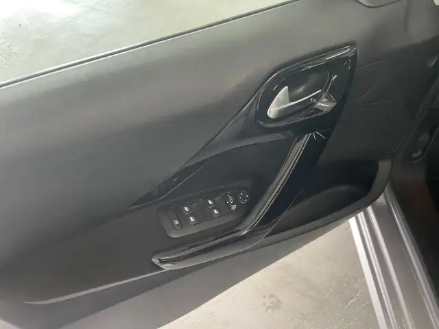 Peugeot 208 view 11
