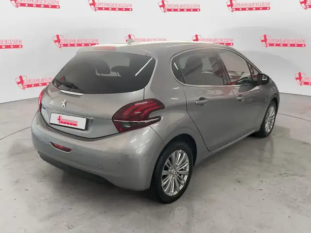 Peugeot 208 view 5