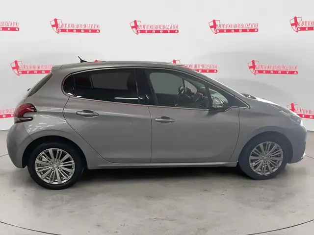 Peugeot 208 view 6