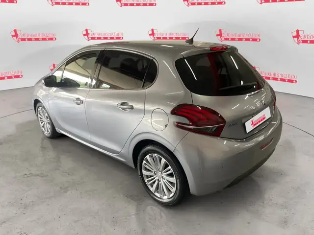 Peugeot 208 view 3