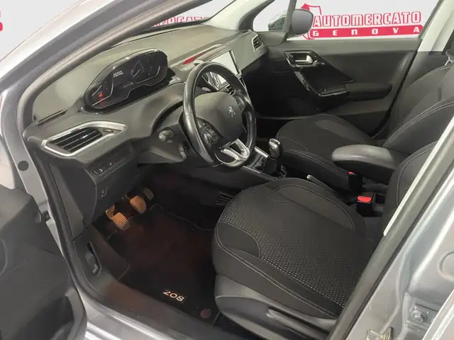 Peugeot 208 view 10