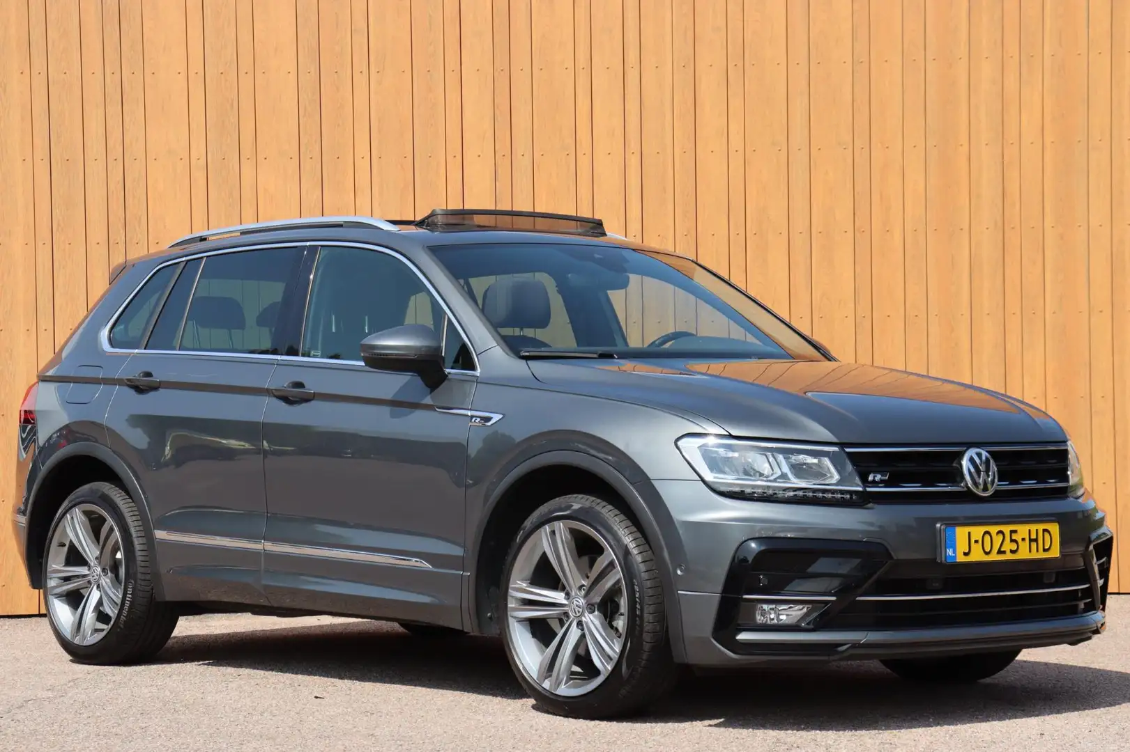 Volkswagen Tiguan 1.5 TSI ACT Highline Business R-Line org.NL schuif Grijs - 2