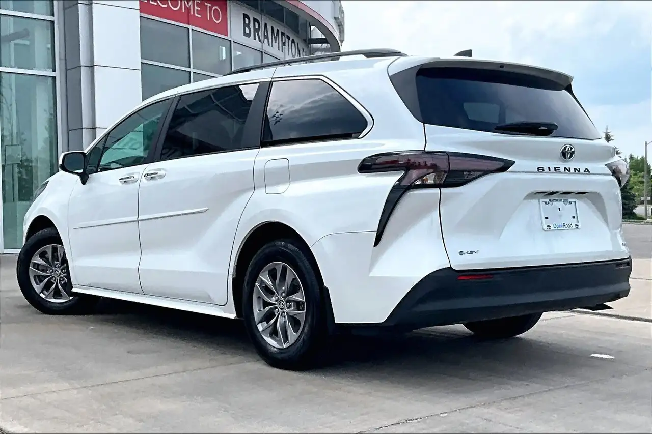 Toyota Sienna снимка Toyota Sienna