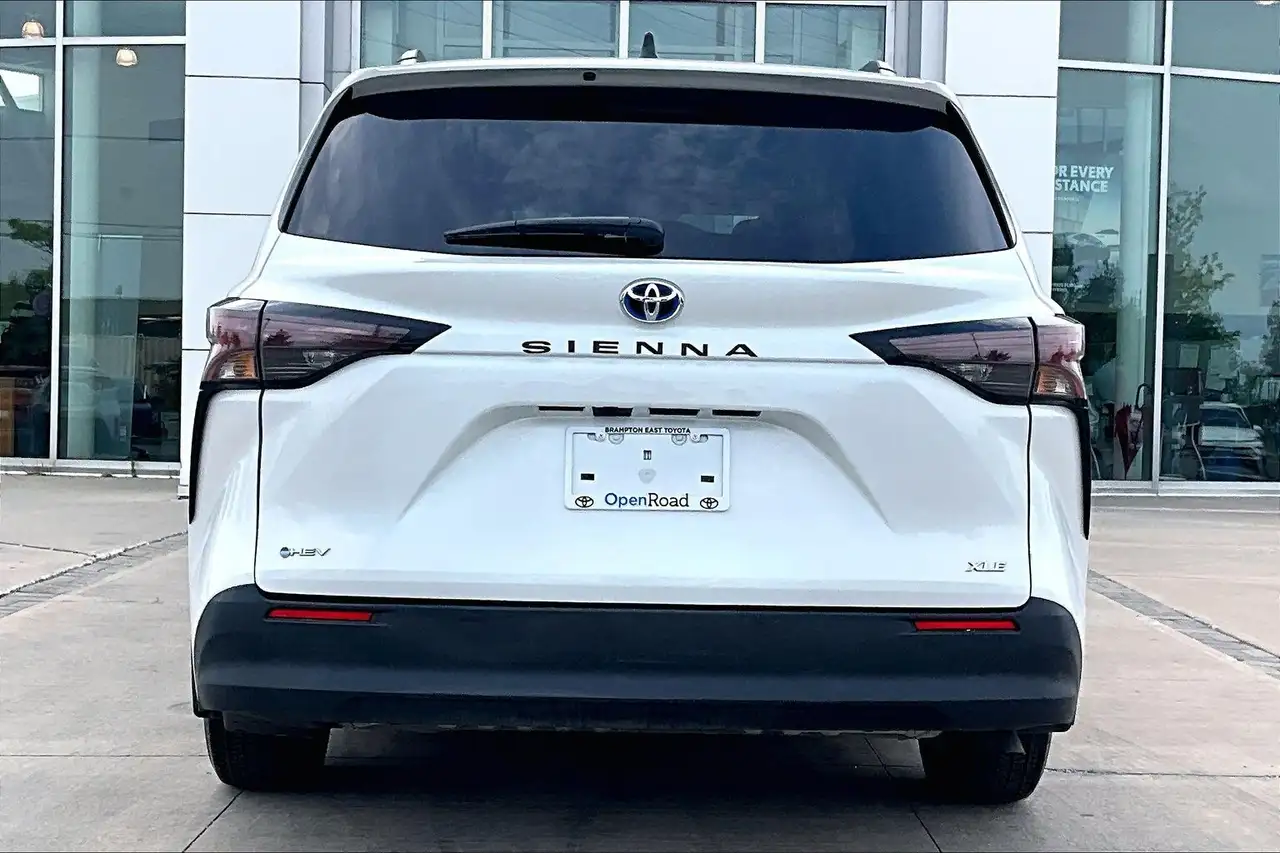 Toyota Sienna снимка Toyota Sienna