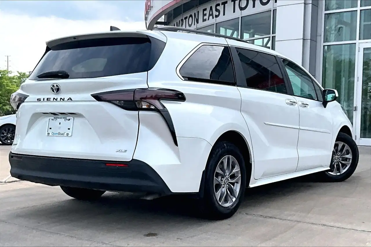 Toyota Sienna снимка Toyota Sienna