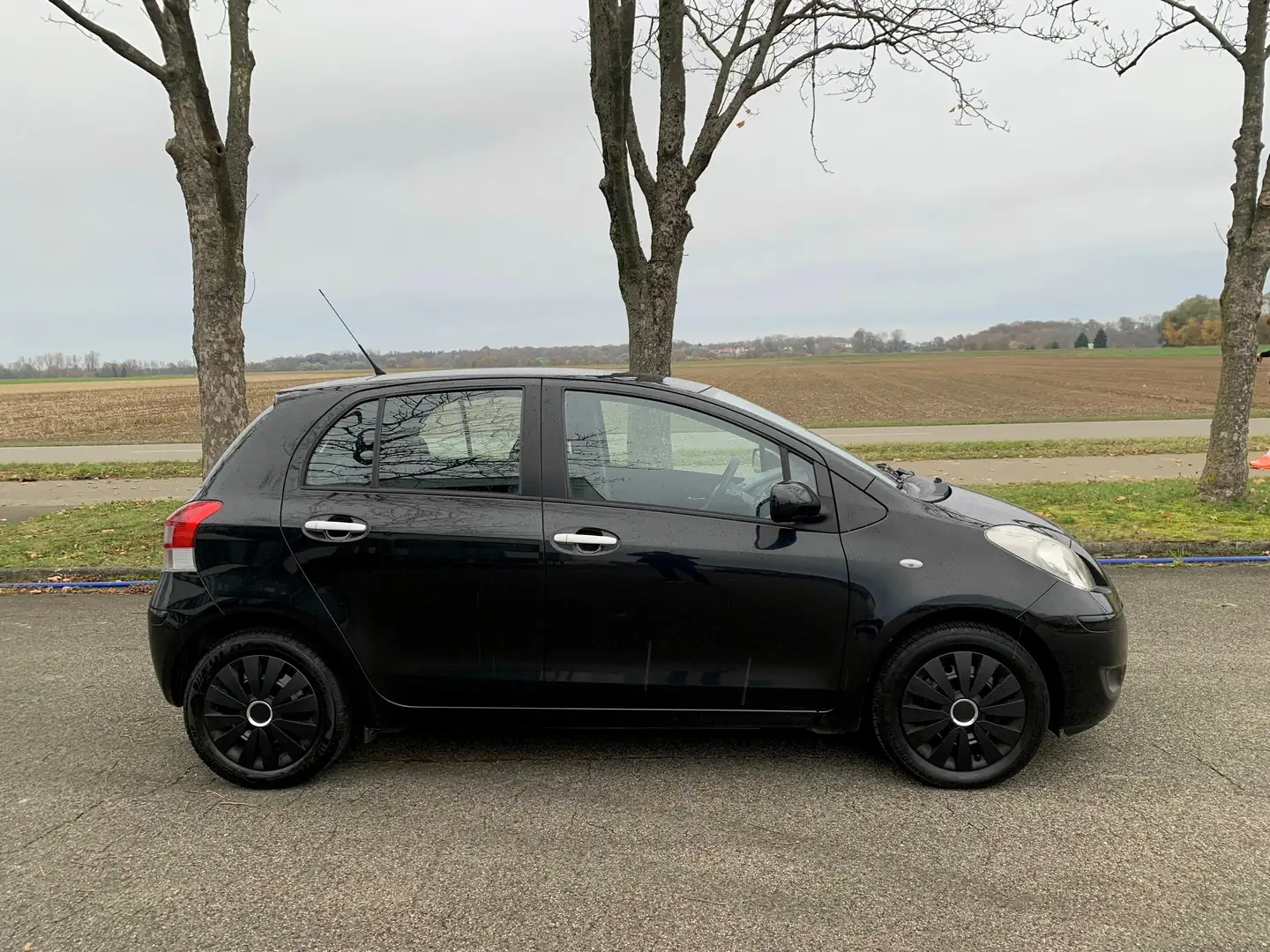 Toyota Yaris 1.33 VVT-i Executive Schwarz - 2