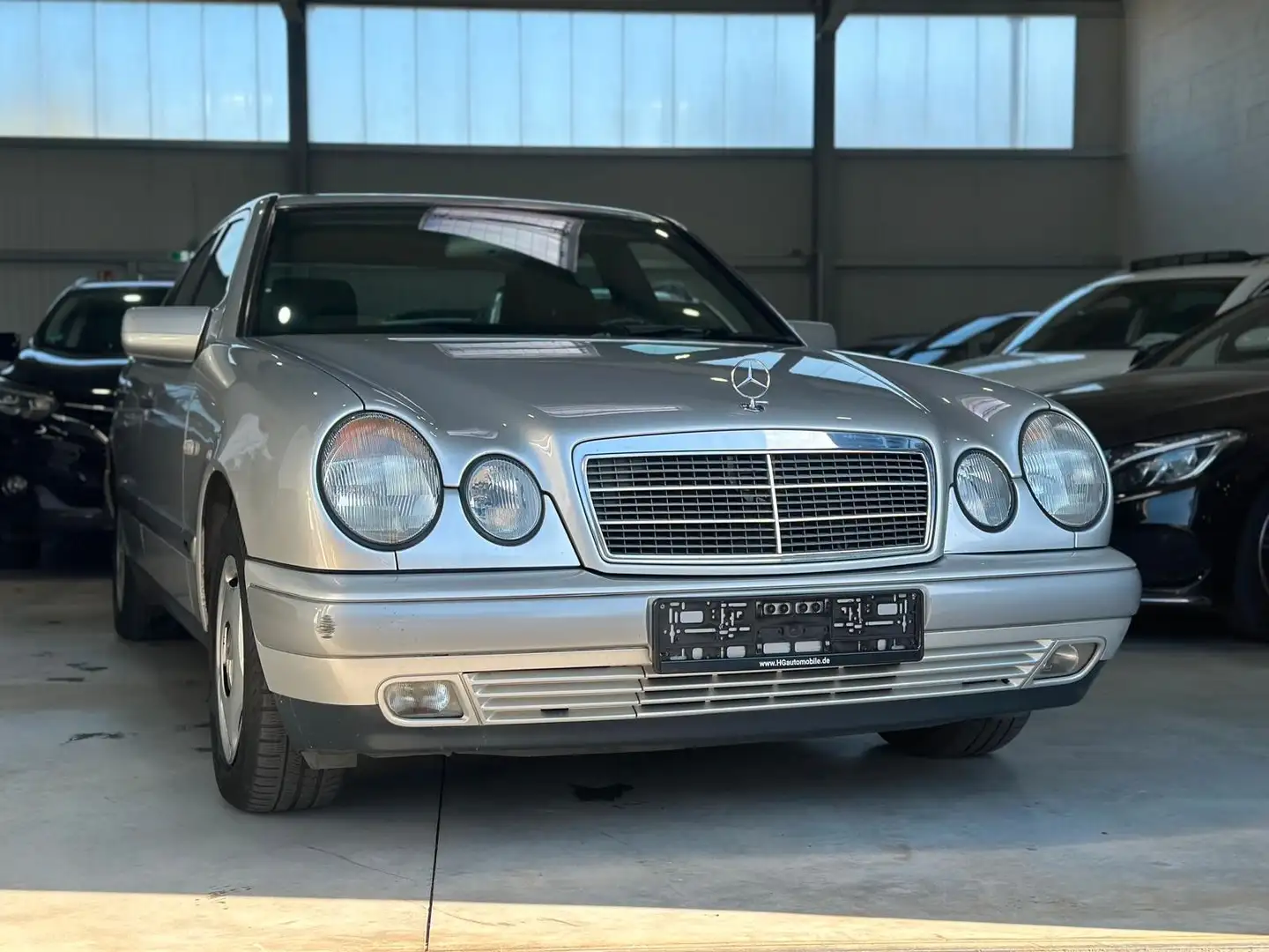 Mercedes-Benz E 240 Automatik Tempomat Plateado - 1