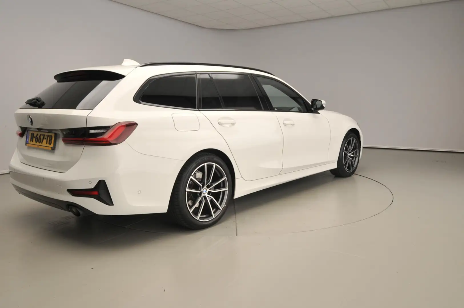 BMW 318 3 Serie Touring 318i | LED | Navigatie | Schuifdak Wit - 2