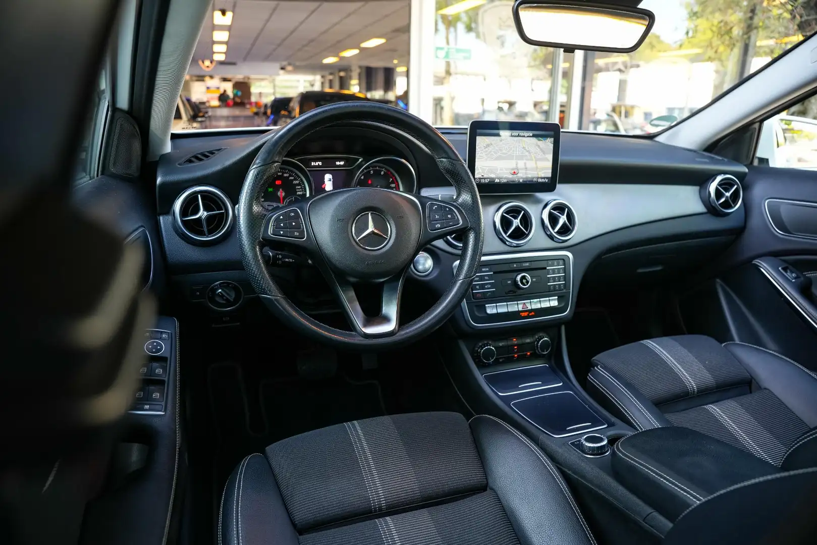 Mercedes-Benz GLA 180 Sport Edition Panoramadak Airco Stoelverw. PDC Weiß - 2