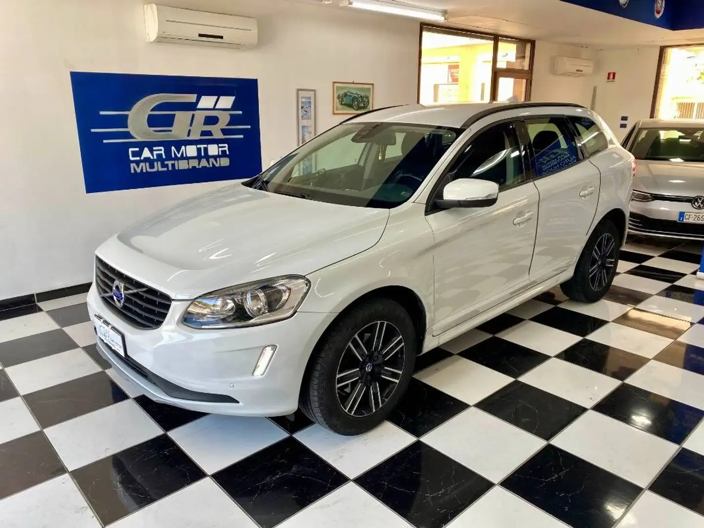 Volvo XC60 2.0 d3 Momentum 150cv geartronic Bianco - 2