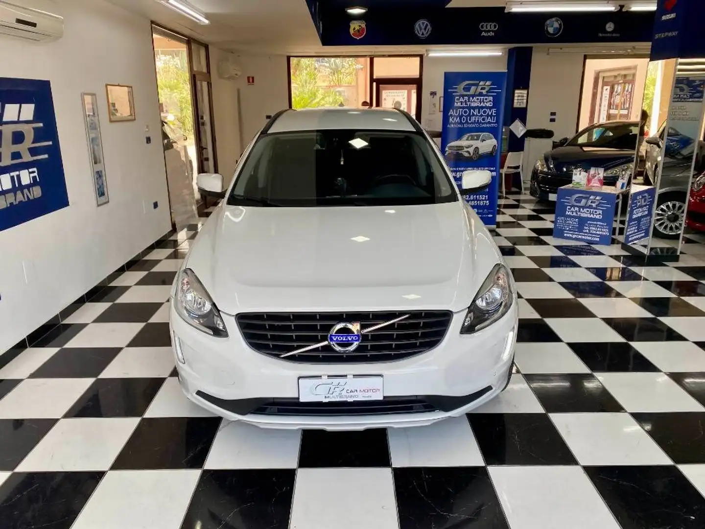 Volvo XC60 2.0 d3 Momentum 150cv geartronic Bianco - 1