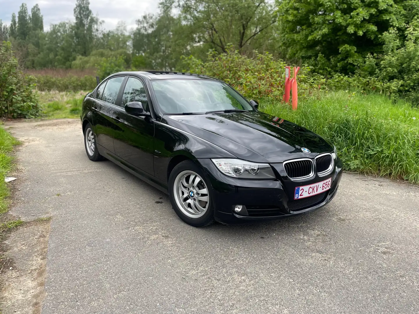 BMW 320 320i Edition Lifestyle Zwart - 1