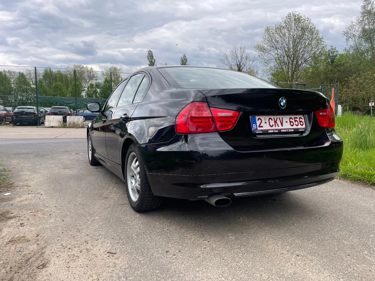 BMW 320 320i Edition Lifestyle Zwart - 2