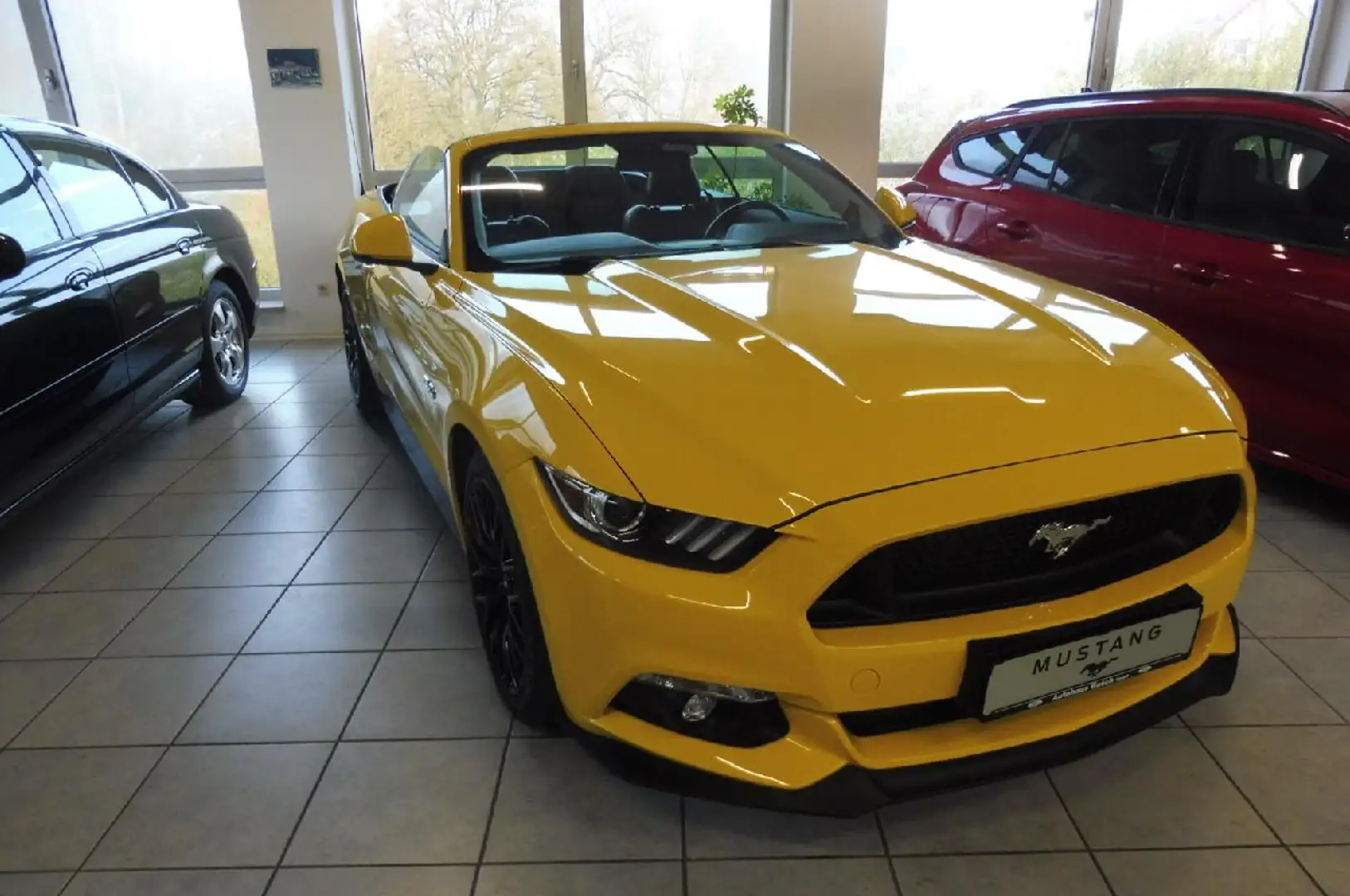 Ford Mustang Ford Mustang Convertible GT 5.0 Ti-VCT V8 Geel - 1