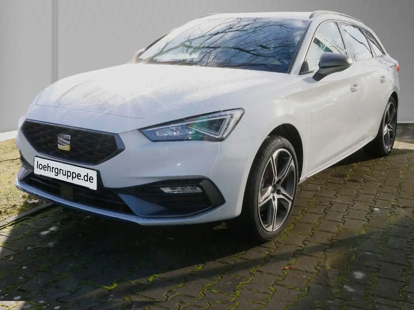 SEAT Leon Sportstourer FR Plus 1.5 eTSI ACT 7-Gang DSG Weiß - 2