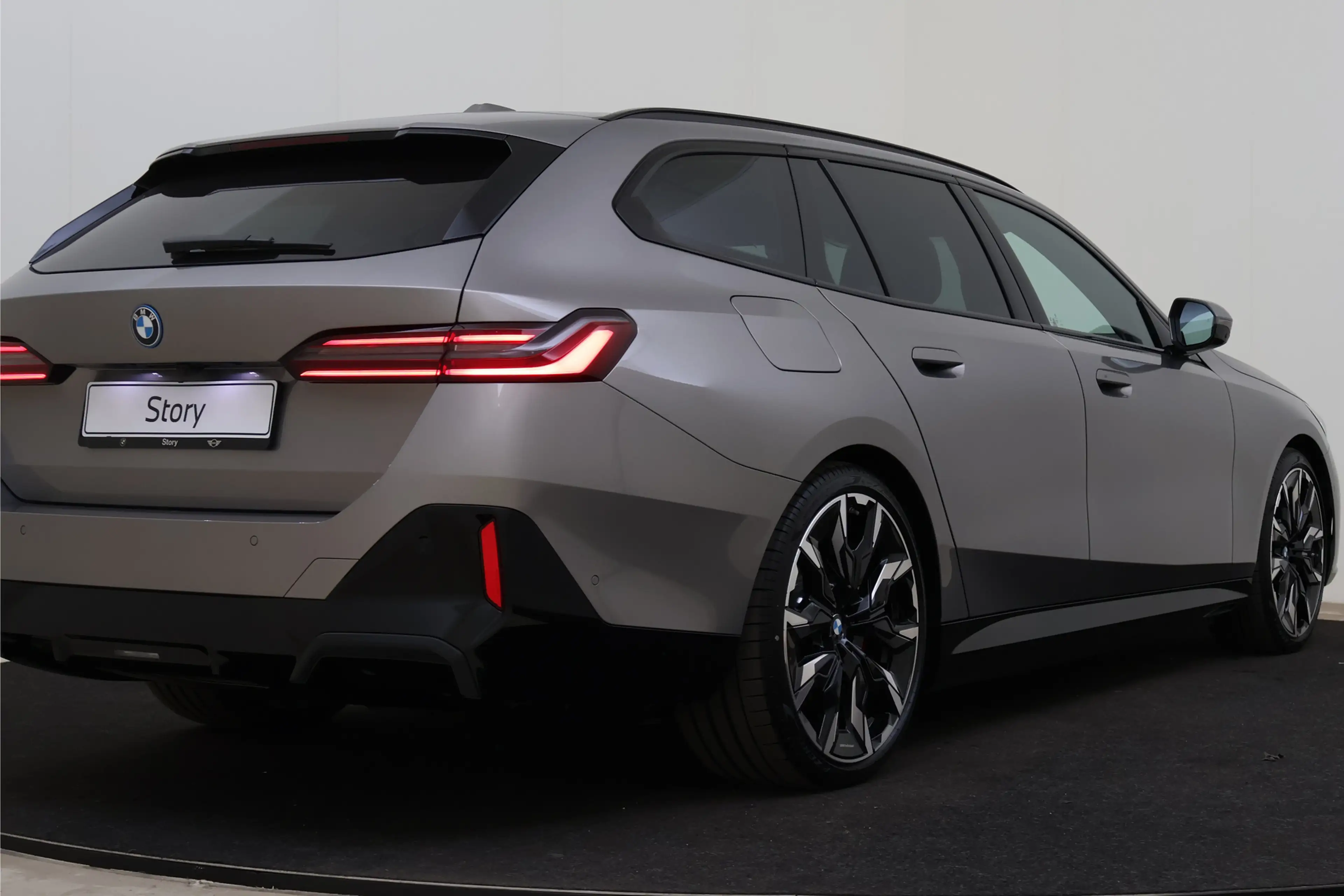 BMW i5 Touring eDrive40 M Sport / Panoramadak / Trekhaak — photo 2