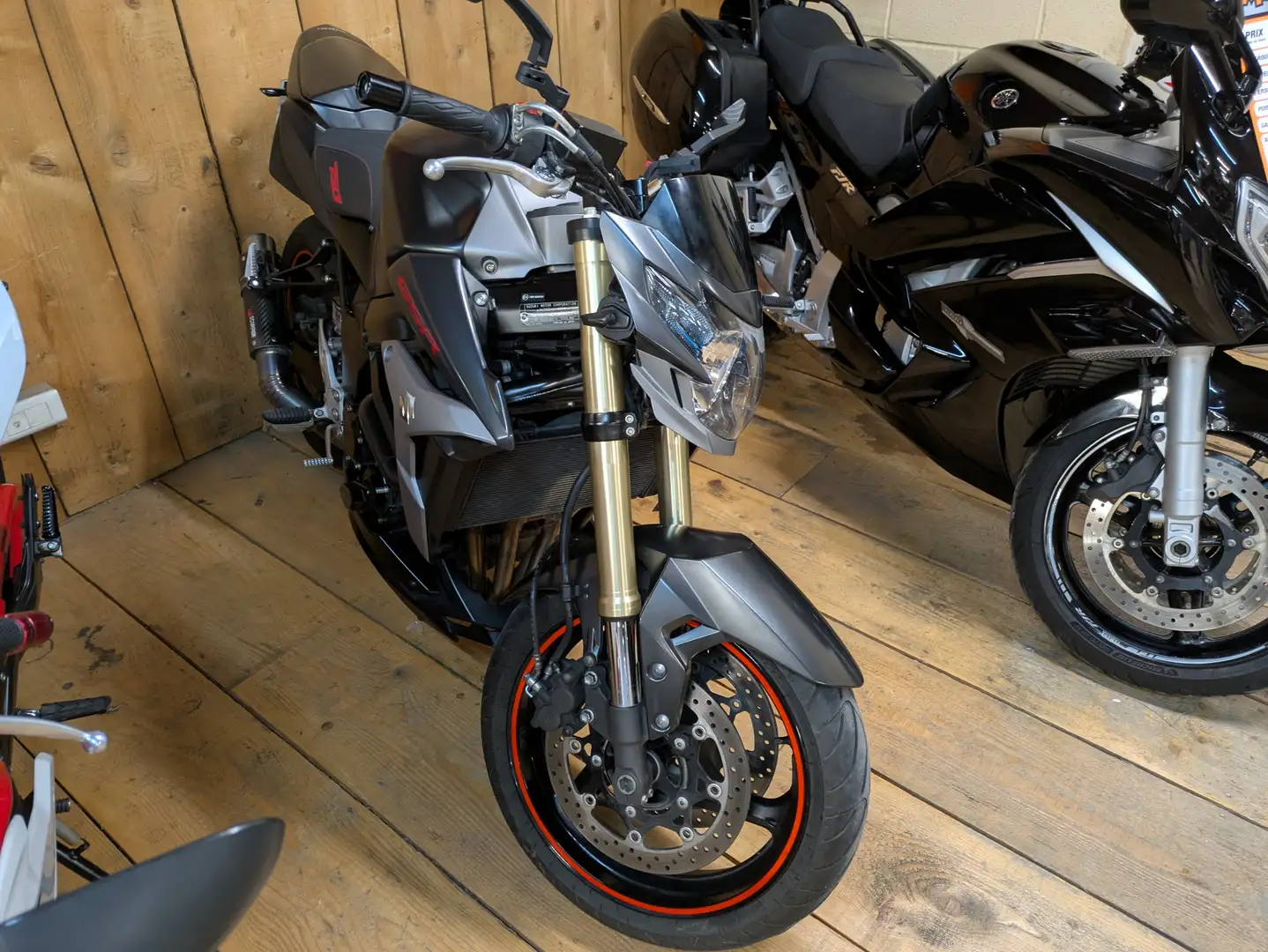 Suzuki GSR 750 Noir - 2