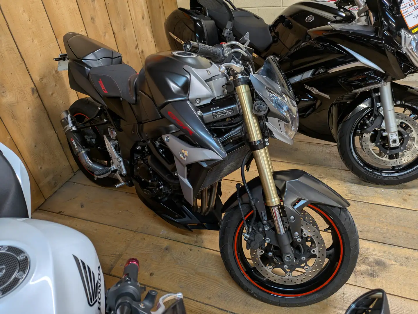 Suzuki GSR 750 Noir - 1