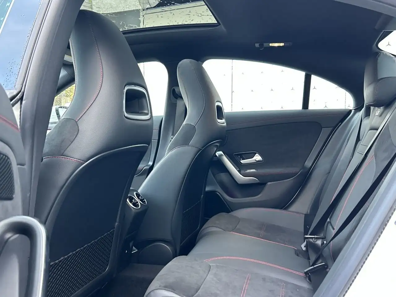 Mercedes-Benz CLA снимка Mercedes-Benz CLA