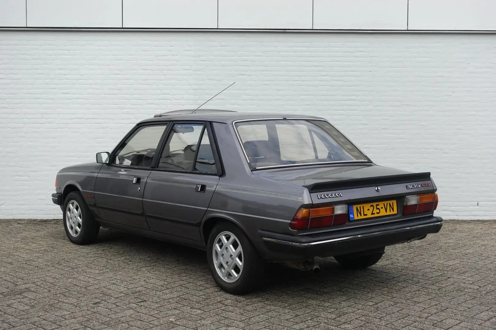 Peugeot 305 GTX | De ultieme combinatie van kracht, stijl en c Grijs - 2